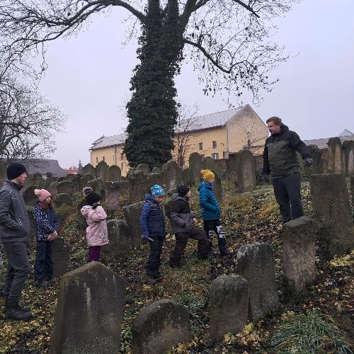 Skauti pomáhají na židovském hřbitově 